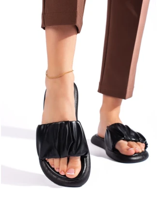 Pěkné dámské černé nazouváky na plochém podpatku Pěkné dámské černé nazouváky na plochém podpatku