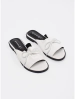 Stylové dámské  nazouváky bílé na plochém podpatku