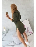 Šaty s delšími zády a barevným khaki potiskem