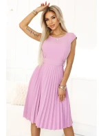 311-18 LILA Klasické plisované šaty s krátkými rukávy a páskem - WRZOSH