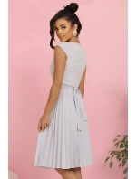 311-20 LILA Plisované šaty s krátkými rukávy a páskem - ŠEDÉ