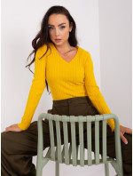 Tmavě žlutý vypasovaný klasický dámský svetr