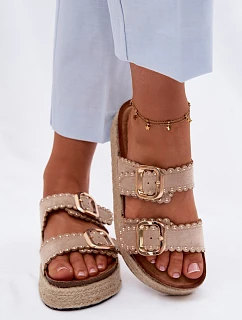 Dámské nazouváky na platformě s pletením zlaté přezky a cvočky béžové