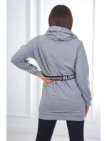 Šaty zdobené stuhou s nápisem šedá Šaty zdobené stuhou s nápisem šedá