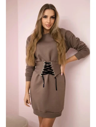 Zateplené šaty s ozdobným páskem mocca Zateplené šaty s ozdobným páskem mocca