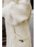 628-1 Módní oversize svetr s ozdobnou broží a praktickými kapsami - béžový