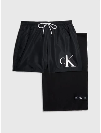 Dárkové balení pánských plavek a ručníku KM0KM00849 BEH černá - Calvin Klein Dárkové balení pánských plavek a ručníku KM0KM00849 BEH černá - Calvin Klein