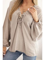 Dámská blůza s viskózou s nařaseným výstřihem a ozdobou fango