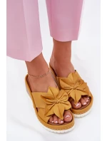 Kožené dámské sandály na klínovém podpatku s ozdobným květem Artiker 52C0504 žluté