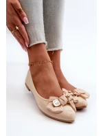 Dámské lodičky z ekologického semiše s mašlí a broží v jemně béžové barvě Satris