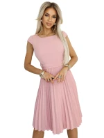 311-19 LILA Klasické plisované šaty s krátkými rukávy a páskem - PUDRAL ROSE