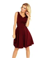 Rozšířené dámské šaty v bordó barvě s výstřihem ve tvaru srdce model 6703274 Rozšířené dámské šaty v bordó barvě s výstřihem ve tvaru srdce model 6703274