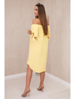 Šaty s delším zadním dílem a zavazováním na rukávech žlutý