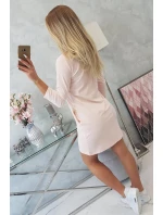 Pozoruhodné pudrově růžové šaty s 3D grafikou