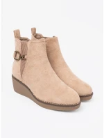 Výborné hnědé dámské  kotníčkové boty na klínku