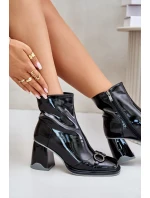 Lakované kotníkové boty na podpatku zateplené s ozdobou D&A černé Lakované kotníkové boty na podpatku zateplené s ozdobou D&A černé