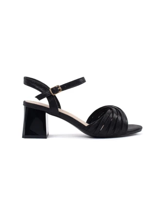 Krásné černé dámské sandály na širokém podpatku Krásné černé dámské sandály na širokém podpatku