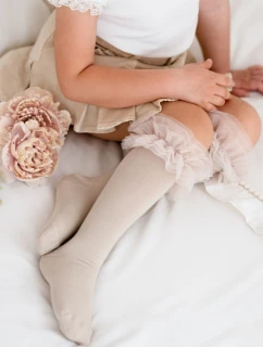 Bavlněné Dětské Podkolenky S Tylovým Krajkovým Lemem Béžové