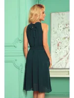 ALIZEE - Dámské šifonové šaty v lahvově zelené barvě s vázáním 350-4