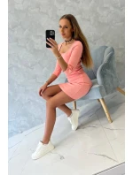 Meruňkové šaty s výstřihem na knoflíky