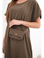 Dámské šaty s krátkým rukávem a kabelkou na řetízku hnědá