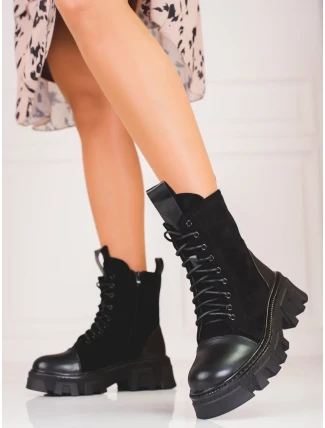 Pěkné dámské černé  kotníčkové boty na plochém podpatku