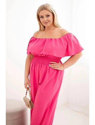 Dámský overal plus size s odhalenými rameny, volánem a širokými nohavicemi růžový Dámský overal plus size s odhalenými rameny, volánem a širokými nohavicemi růžový