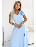 669-2 Svatební maxi šaty s květinou na rameni a rozparkem - modré