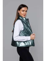 Krátká zelená dámská vesta se stojáčkem (B8152-10) Krátká zelená dámská vesta se stojáčkem (B8152-10)