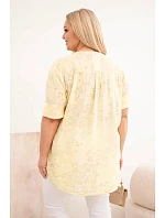 Dámská bavlněná halenka pro plnoštíhlé s krátkým rukávem a ozdobným knoflíkem žlutá Dámská bavlněná halenka pro plnoštíhlé s krátkým rukávem a ozdobným knoflíkem žlutá