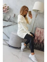 Šaty s ozdobnými volánky a kapucí ecru