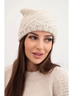 Dámská zimní čepice s ozdobným pletením a klasickým střihem K372 béžová