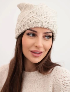 Dámská zimní čepice s ozdobným pletením a klasickým střihem K372 béžová