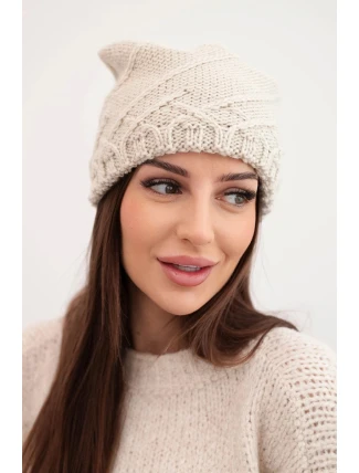 Dámská zimní čepice s ozdobným pletením a klasickým střihem K372 béžová