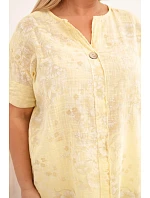 Dámská bavlněná halenka pro plnoštíhlé s krátkým rukávem a ozdobným knoflíkem žlutá Dámská bavlněná halenka pro plnoštíhlé s krátkým rukávem a ozdobným knoflíkem žlutá