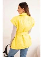 Dámská prošívaná vesta s páskem a širokým límcem žlutá