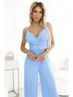 593-2 Elegantní overal s obálkovým výstřihem, širokými nohavicemi a páskem - MODRÝ