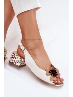 Kožené dámské sandály na klínku s ozdobným květem Laura Messi 2973 bílé Kožené dámské sandály na klínku s ozdobným květem Laura Messi 2973 bílé