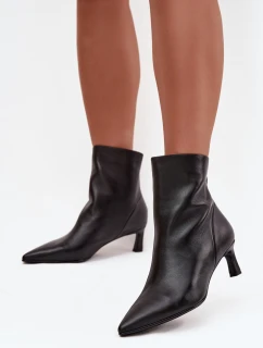 Dámské kotníkové boty z přírodní kůže na podpatku D&A CR52-661 Černé