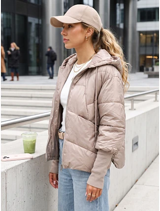 Krátká dámská prošívaná bunda s kapucí v barvě kamelové, FashionStreet TY5764 Krátká dámská prošívaná bunda s kapucí v barvě kamelové, FashionStreet TY5764