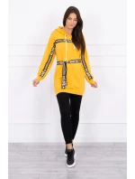 Šaty zdobené stuhou a nápisy v hořčicové barvě Šaty zdobené stuhou a nápisy v hořčicové barvě