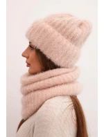 Dámská sada čepice a šály zimní huňaté s ozdobným emblémem světle pudrově růžová