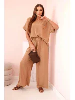 Dámský komplet z viskózy s ozdobným květem a širokými kalhotami - camel