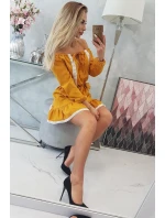Šaty s otevřenými rameny a krajkou v hořčicové barvě