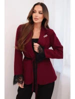 Dámská sako s páskem a krajkovým zakončením rukávů bordó