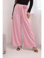 Dámské elegantní kalhoty s širokou nohavicí a ozdobným květem cukrově růžový Dámské elegantní kalhoty s širokou nohavicí a ozdobným květem cukrově růžový