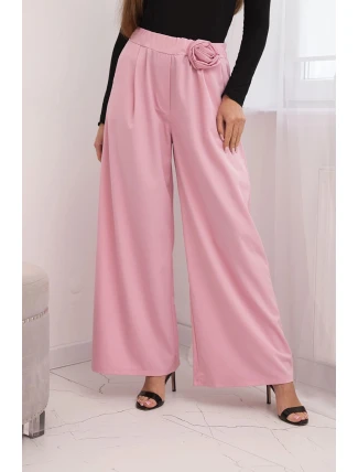 Dámské elegantní kalhoty s širokou nohavicí a ozdobným květem cukrově růžový Dámské elegantní kalhoty s širokou nohavicí a ozdobným květem cukrově růžový
