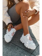 Kožené tenisky s ozdobnou broží ananas CheBello 4651 bílé