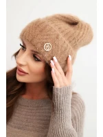 Dámská zimní čepice z huňaté příze a s elegantním knoflíkem camelová