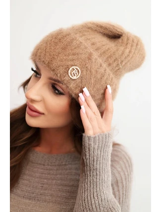 Dámská zimní čepice z huňaté příze a s elegantním knoflíkem camelová